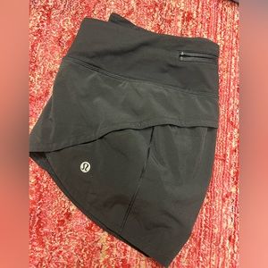 Lululemon size 6 speed up black shorts